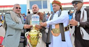 أهلي الحديدة يكرم أمين جمعان بدرع النادي